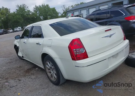 2010 Chrysler 300 Touring/Signature Series/Executive Series z USA, uszkodzony, nr VIN 2C3CA5CV6AH330449